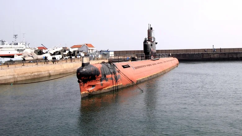 the-chinese-navy-60-submarines-1734435923_11zon