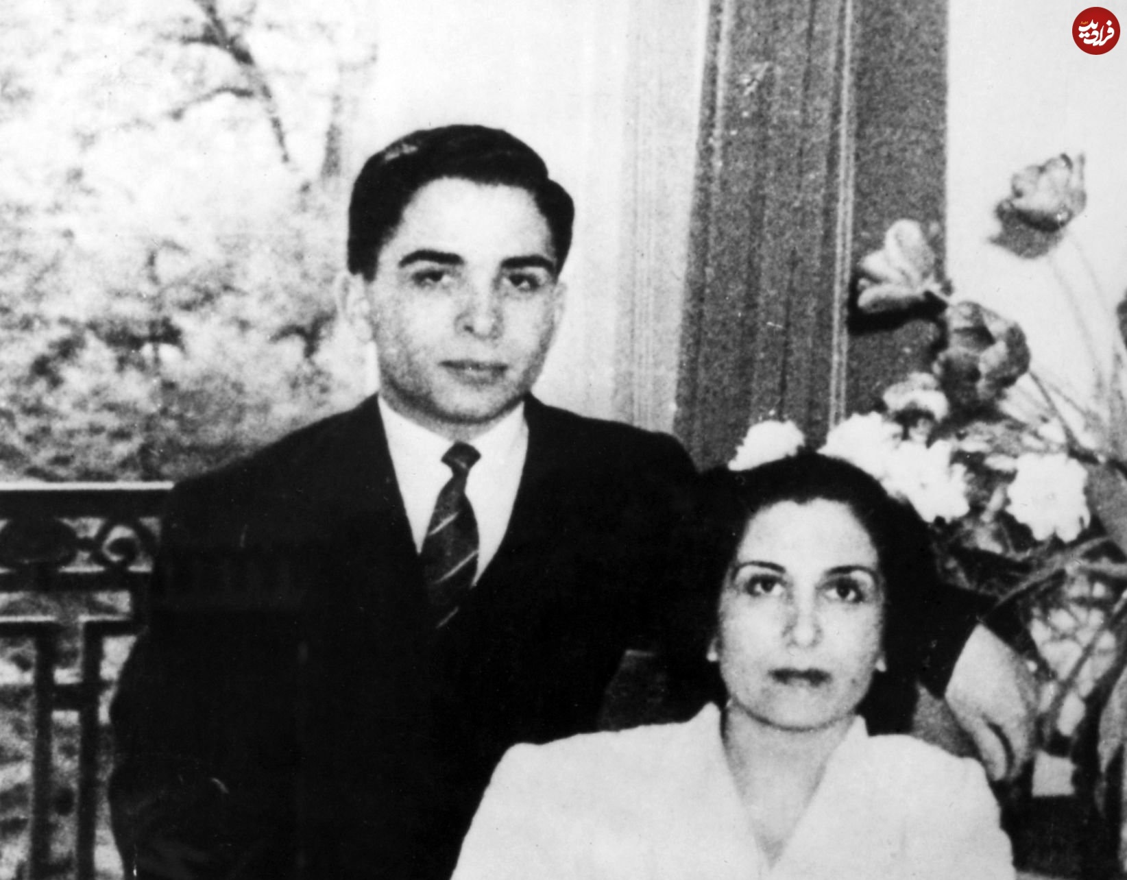 عکس| سفر در زمان؛ «ملک حسین پادشاه اردن» در کنار مادرش در یک خانه سالمندان در سوئیس؛ سال 1331