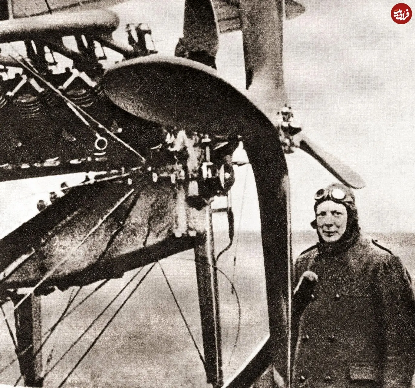 عکس| سفر در زمان؛ «وینستون چرچیل» در حال یادگیری پرواز؛ سال 1292