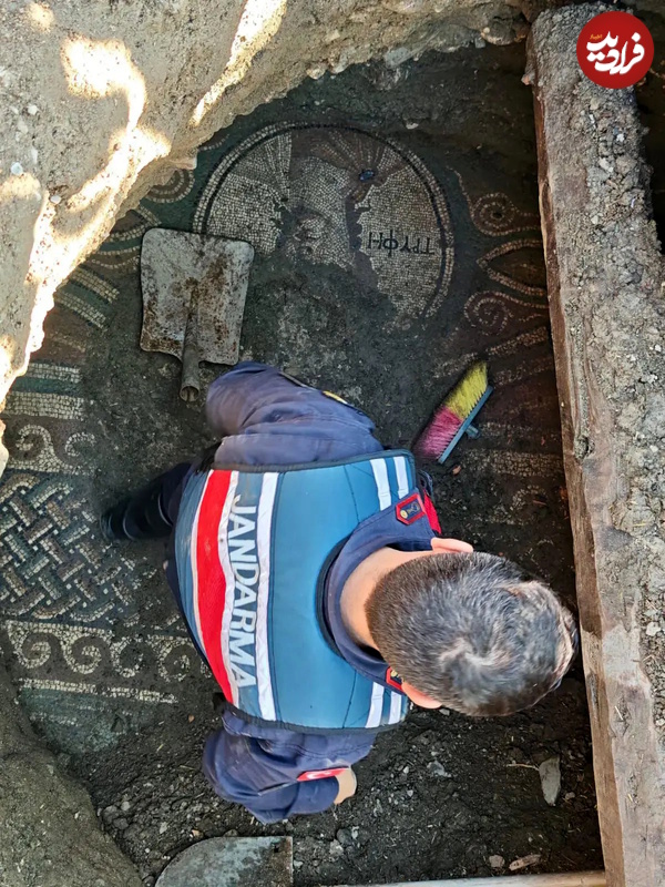Gendarmes-with-mosaic