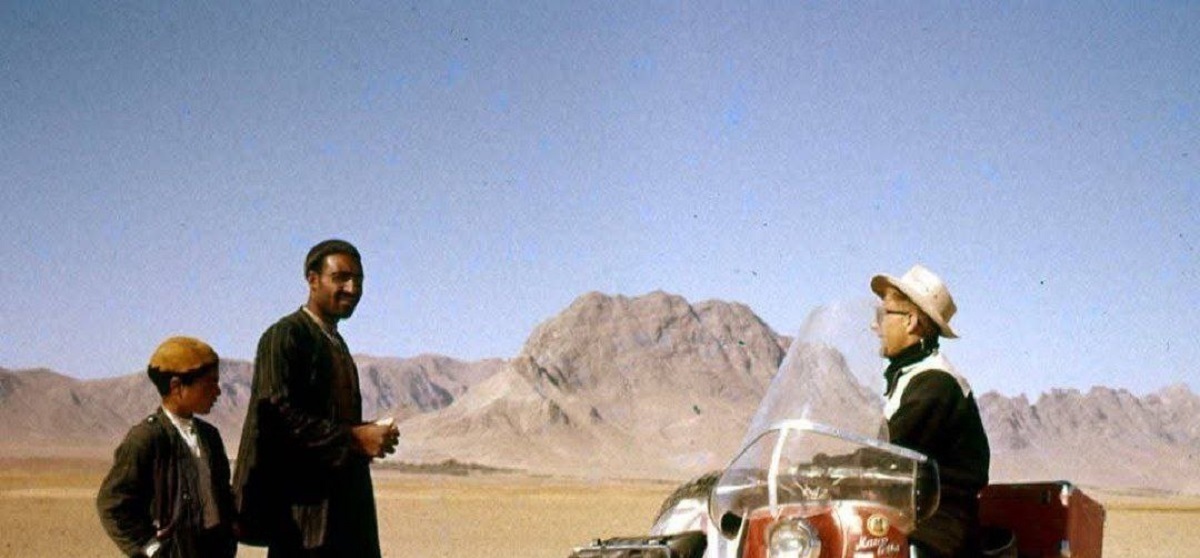 عکس؛ سفر در زمان؛ گردشگر انگلیسی با موتورسیکلت جالبش در جاده شوسه بین یزد و اصفهان در سال ۱۳۳۸