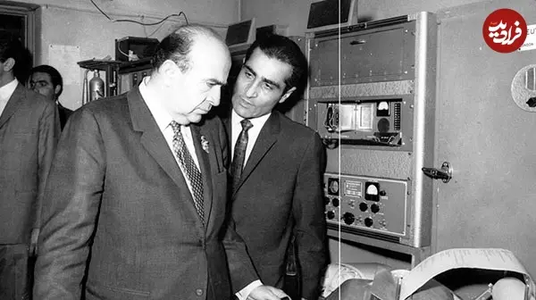 عکس| سفر در زمان؛ «منوچهر آزمون و هویدا» هنگام بازدید از یک کارخانه؛ دهه 40