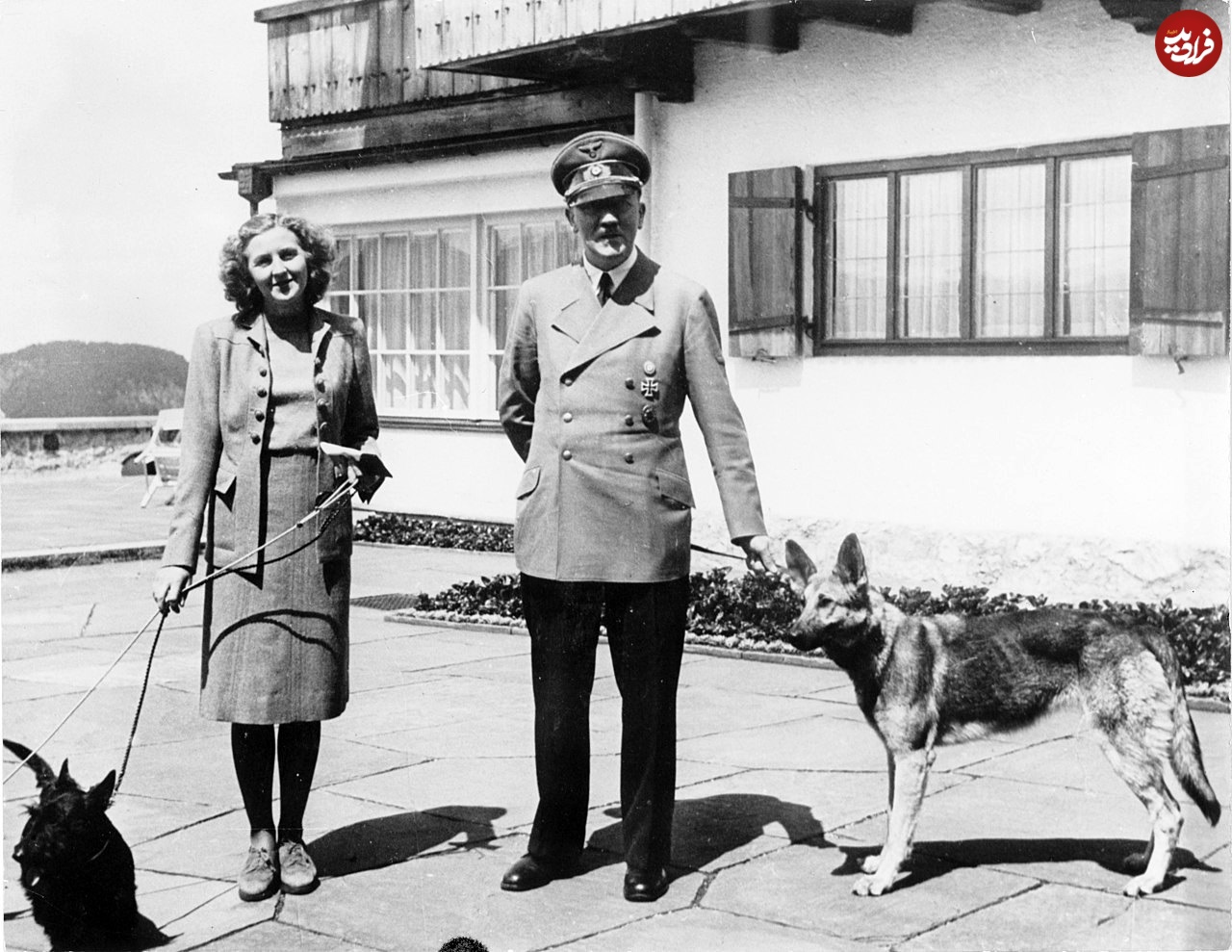 Bundesarchiv_B_145_Bild-F051673-0059__Adolf_Hitler_und_Eva_Braun_auf_dem_Berghof