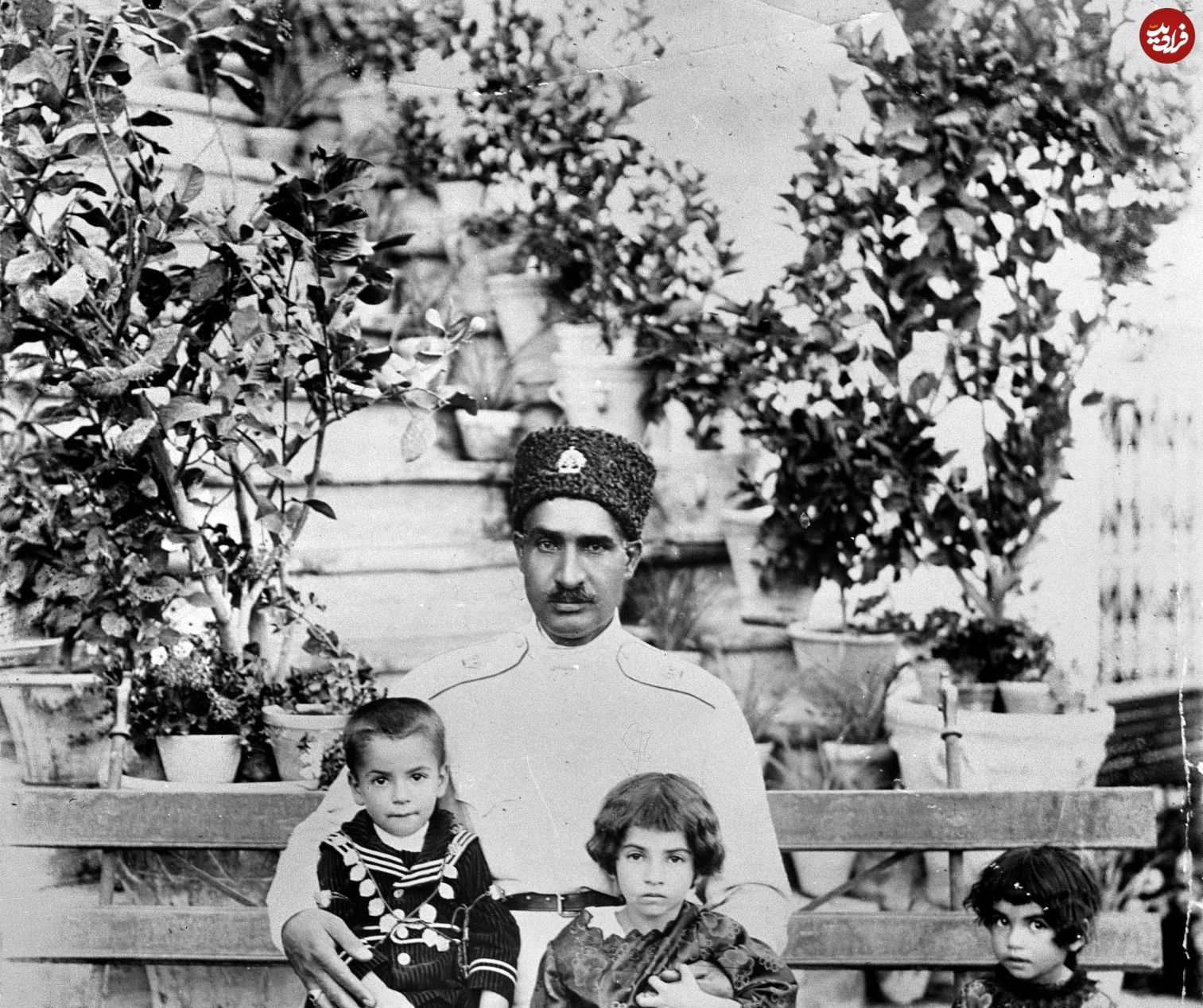 عکس| سفر در زمان؛ «اشرف پهلوی» در کنار پدر، خواهر و برادرش در تهران؛ سال 1303 عکس| سفر در زمان؛ «اشرف پهلوی» در کنار پدر، خواهر و برادرش در تهران؛ سال 1303