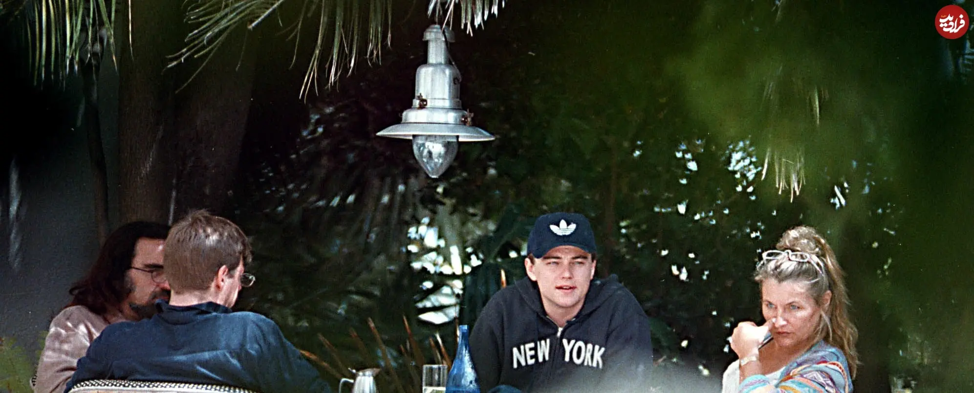 عکس| سفر در زمان؛ دی کاپریو» در حال صرف ناهار با خانواده در کالیفرنیا؛ سال 1377