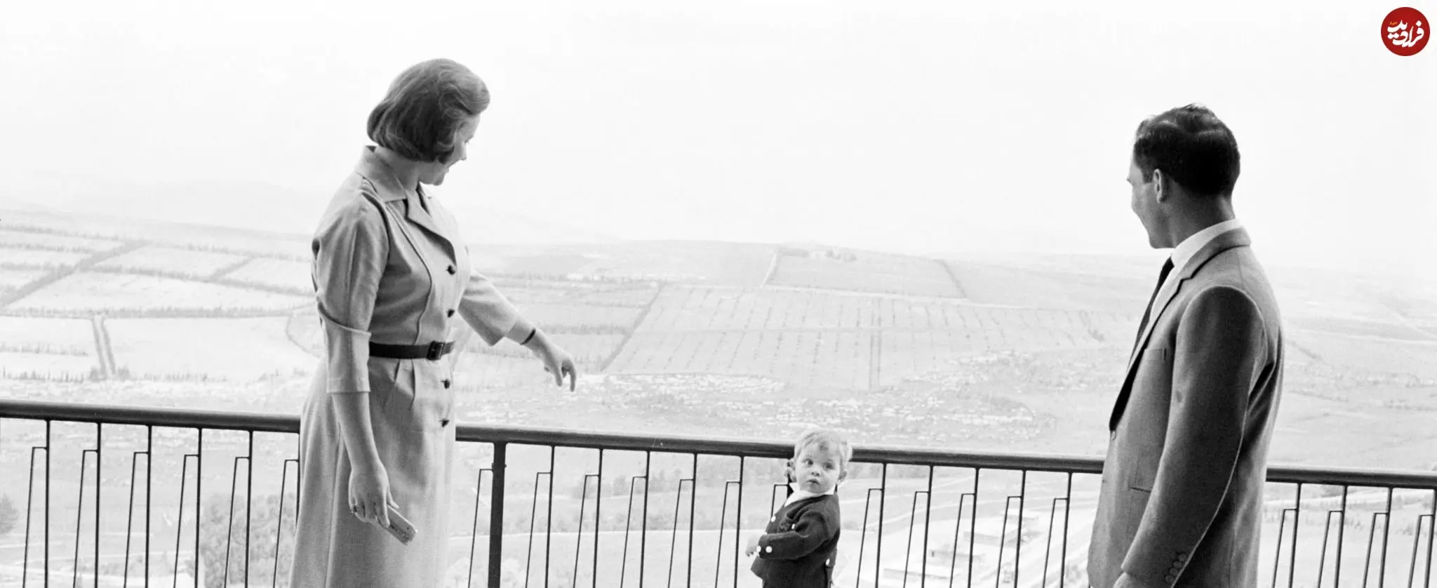 عکس| سفر در زمان؛ «ملک حسین، پادشاه اردن» و همسرش در حال بازی با پسرشان در ایوان خانه؛ سال 1342