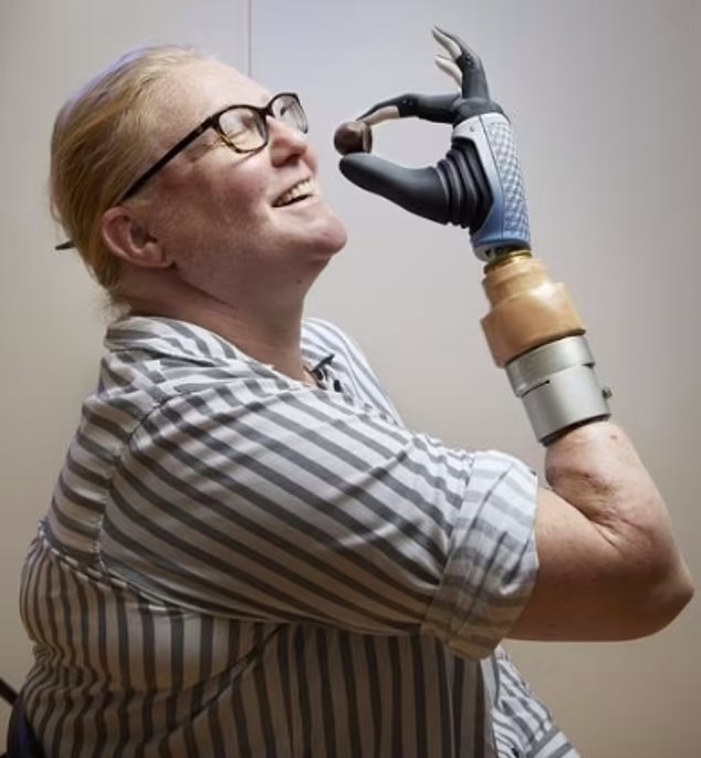 76426905-12618663-But_the_robotic_hand_used_by_Karin_features_unique_motor_and_sen-m-21_1697044977251