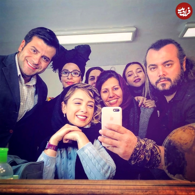 عکس| سفر زمان؛ چهرۀ خندان «تینا وصال» در اتاق گریم «بچه مهندس» در کنار «جواد جوادی» عکس| سفر زمان؛ چهرۀ خندان «تینا وصال» در اتاق گریم «بچه مهندس» در کنار «جواد جوادی»