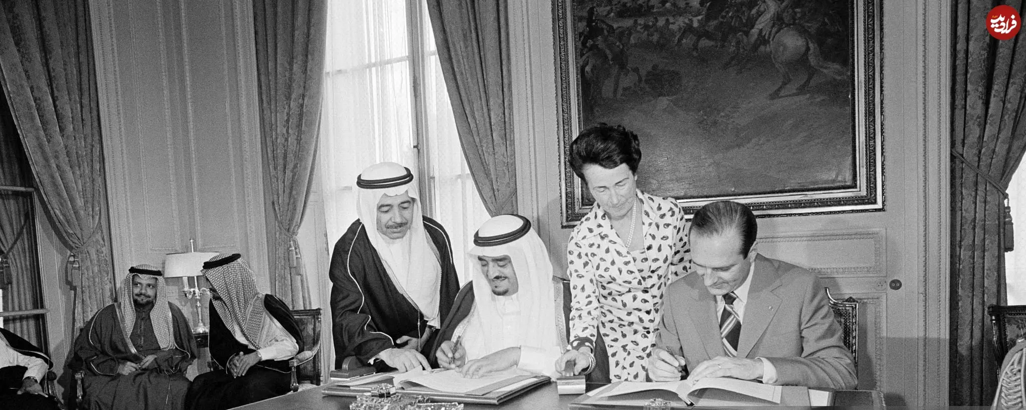 عکس| سفر در زمان؛ «ملک فهد، پادشاه عربستان» در حال امضای توافقنامه در پاریس؛ سال 1353