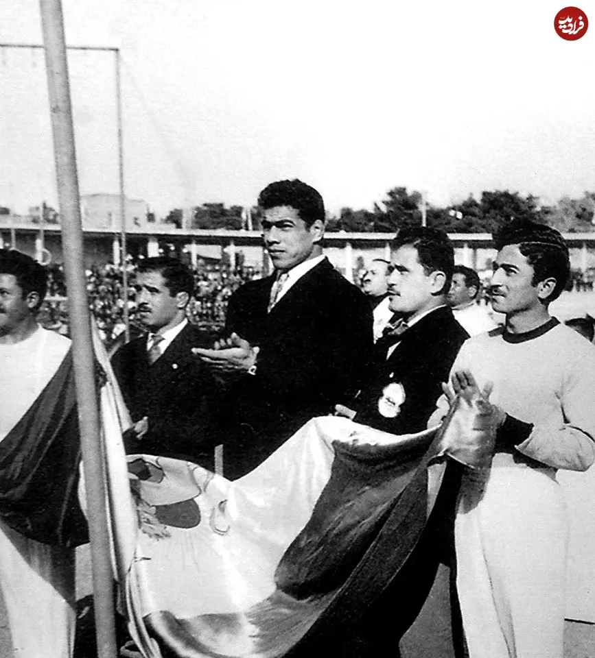 عکس| سفر در زمان؛ «غلامرضا تختی» پس از بازگشت از المپیک ملبورن؛ سال 1333