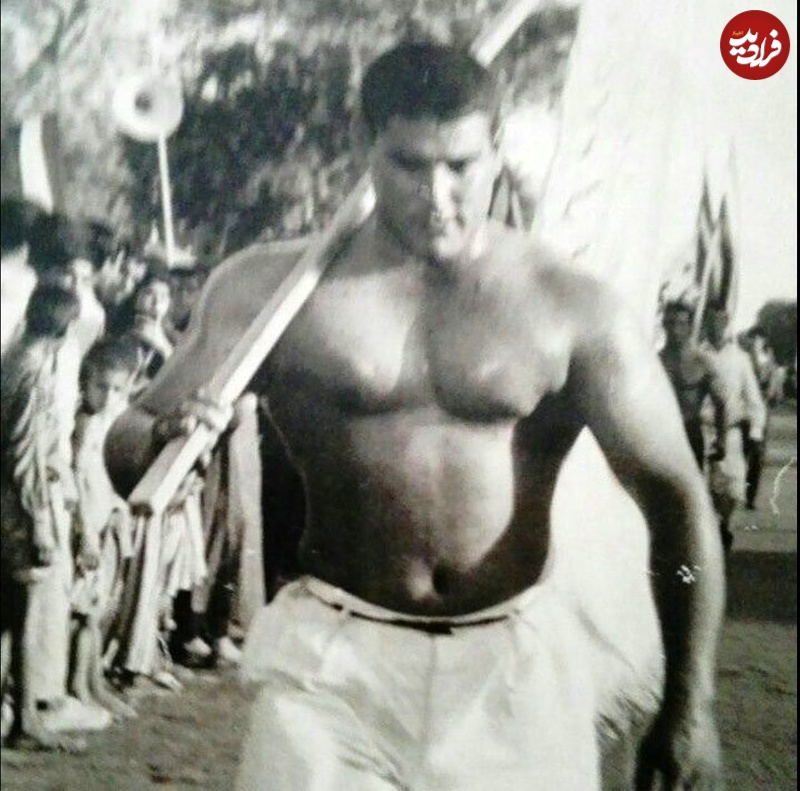 عکس| سفر به تاریخ؛ «صفر کشکولی» در حال حمل پرچم مسابقات پرورش اندام؛ 60 سال قبل عکس| سفر به تاریخ؛ «صفر کشکولی» در حال حمل پرچم مسابقات پرورش اندام؛ 60 سال قبل