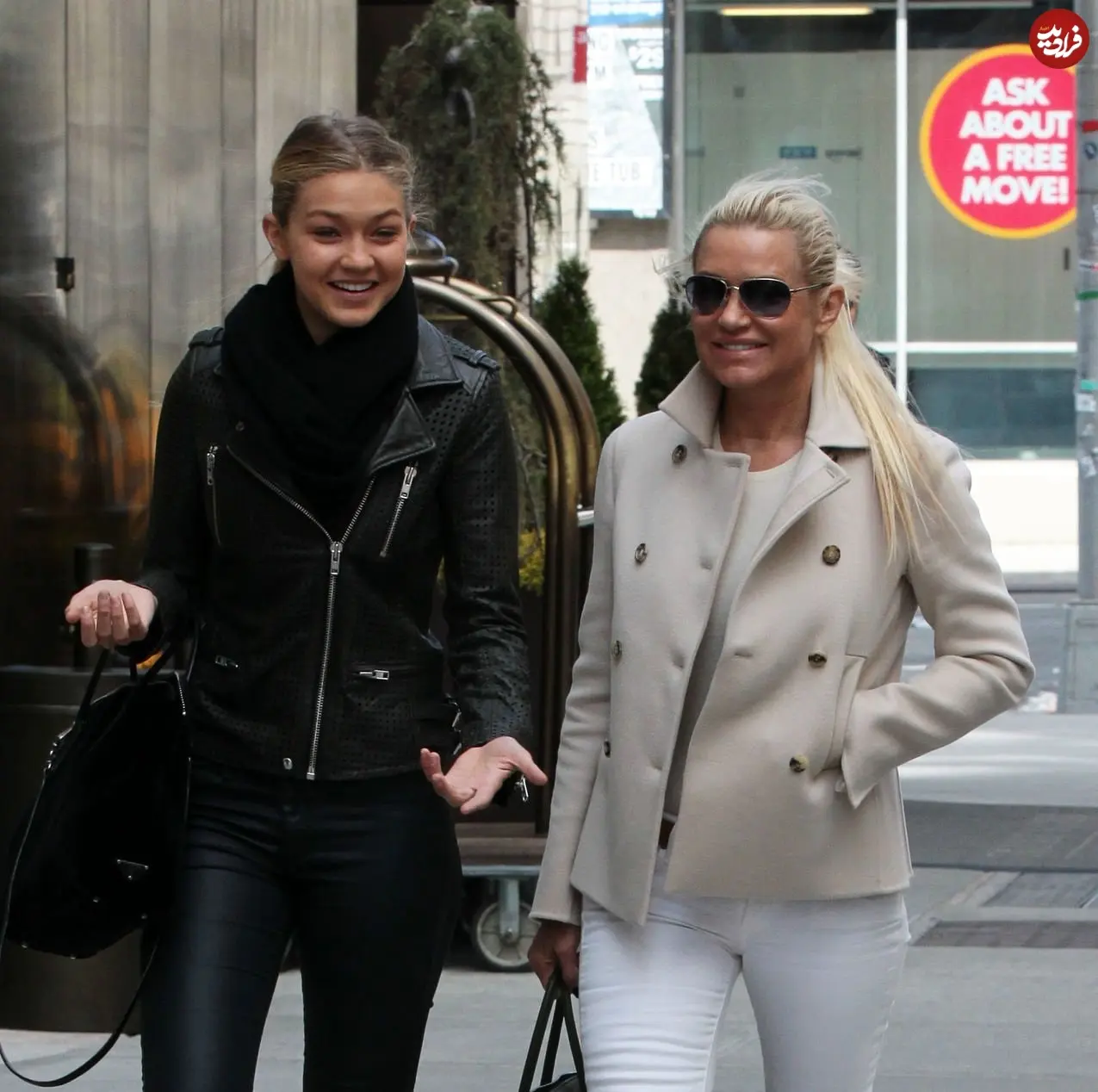 عکس| سفر در زمان؛ «جی جی حدید» در 18 سالگی در کنار مادرش و در نیویورک؛ سال 1392