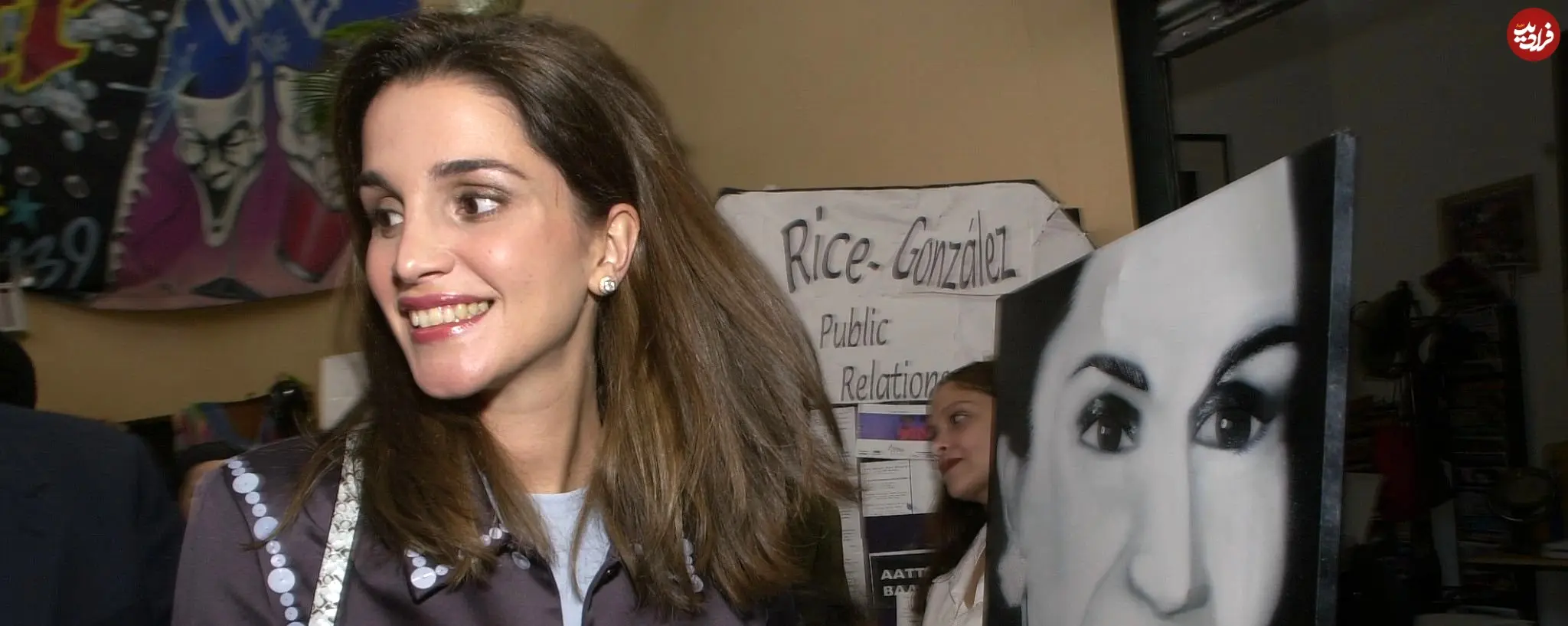 عکس| سفر در زمان؛ بازدید «رانیا ملکه اردن» از یک مرکز در آمریکا؛ سال 1379