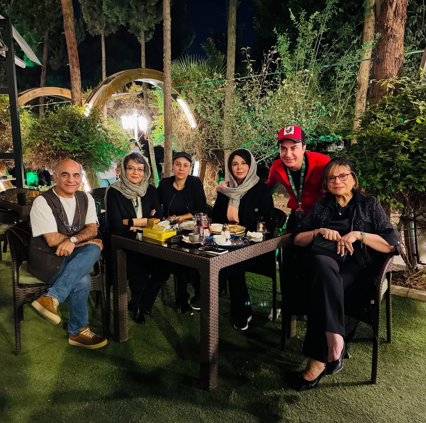 عکس؛ دورهمی چند هنرمند مشهور ایران در یک کافه