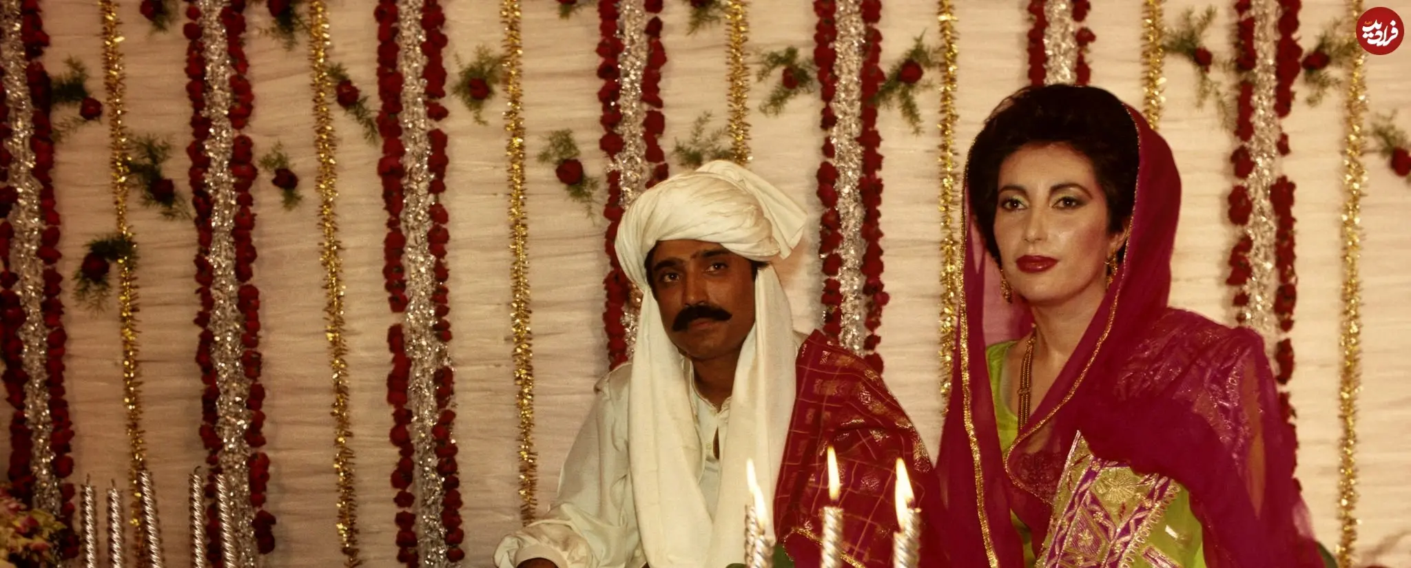 عکس| سفر در زمان؛ «بی نظیر بوتو» در کنار همسرش و در مراسم عروسی شان در کراچی؛ سال 1365