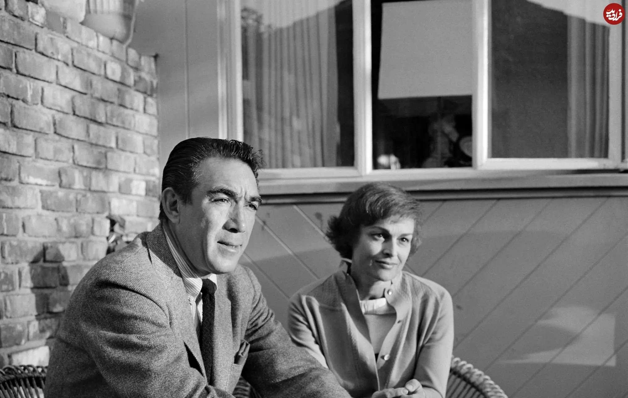 عکس| سفر در زمان؛ «آنتونی کوئین» در خانه به همراه همسرش در لس آنجلس؛ سال 1337