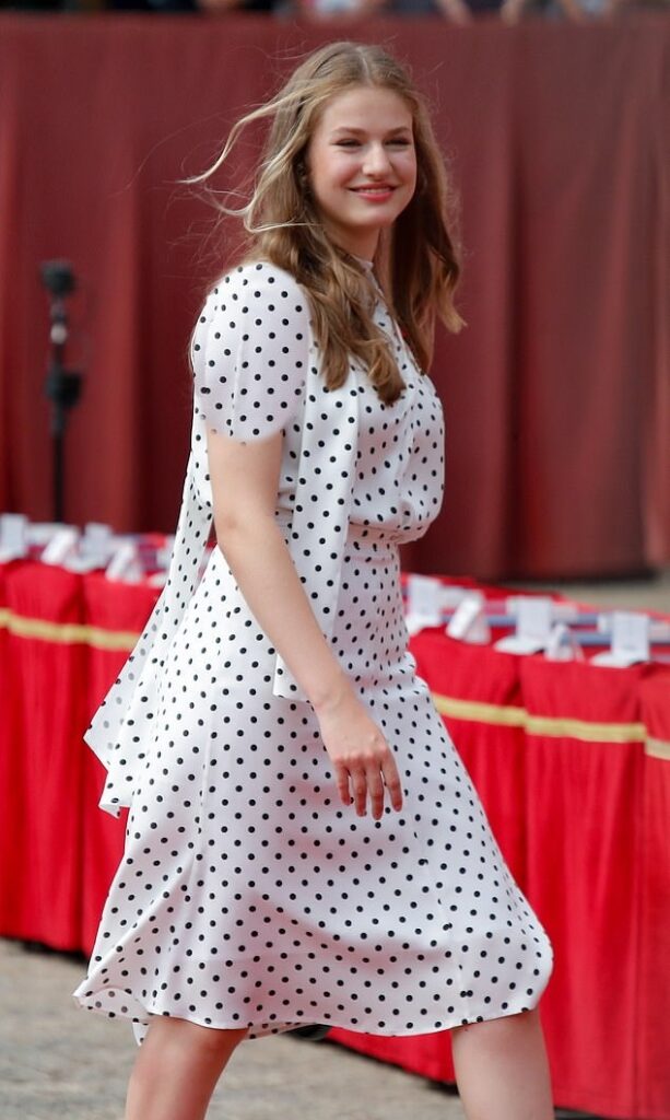 12-s_Leonor_of_Spain_looked_radiant_in_white_as_she_joined_h-a-33_1704465728981-613x1024