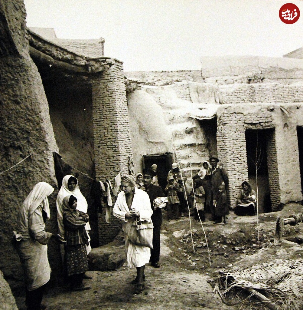 Mrs._Louis_Dreyfus_visits_a_poor_section_of_Teheran__Iran_during_WWII_(25132383835)