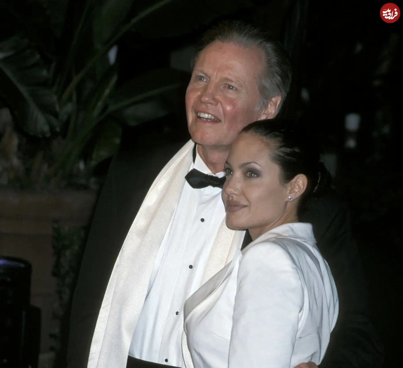 عکس| سفر در زمان؛ «آنجلینا جولی» در کنار پدرش در مراسم اسکار؛ سال 1380