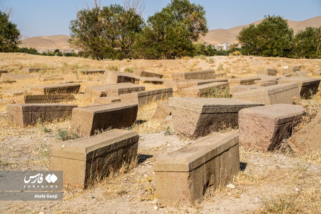 تصاویر؛ سنگ قبرهای خاص قبرستان ارامنه سیرَک را ببینید تصاویر؛ سنگ قبرهای خاص قبرستان ارامنه سیرَک را ببینید