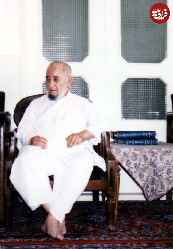 عکس| سفر در زمان؛ «محمدصادق خلخالی» در منزل مسکونی اش در قم؛ دهه 70