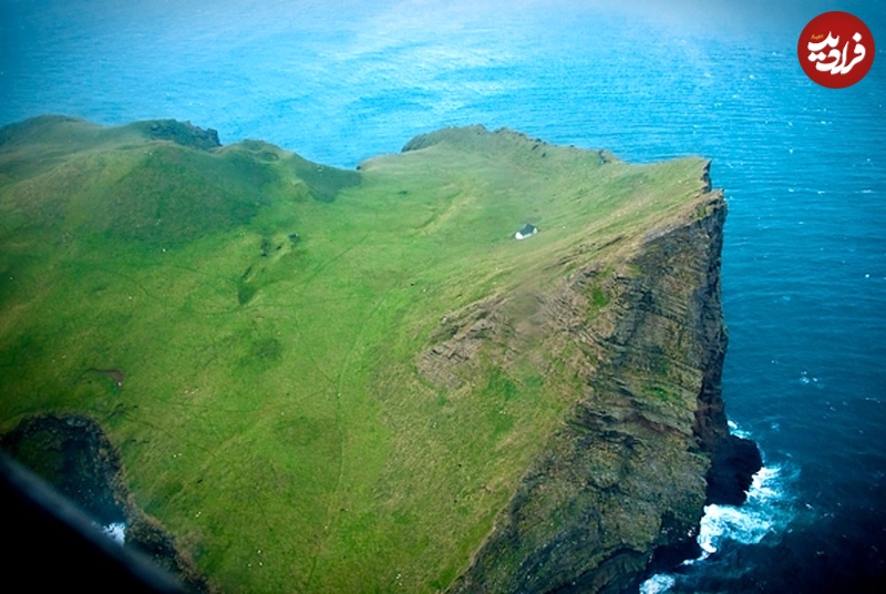 travel-lone-iceland-house-m