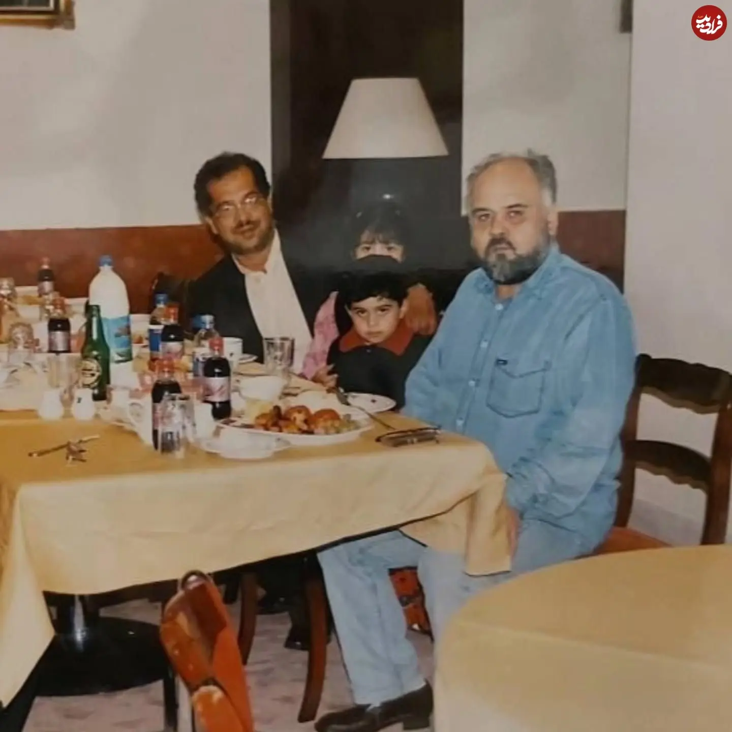 عکس| سفر زمان؛ «اکبر عبدی» در حال غذاخوردن در یک رستوران در سرعین؛ اوایل دهه ۸۰
