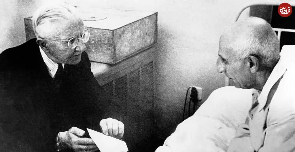 عکس| سفر در زمان؛ «محمد مصدق» در دیدار با یک مقام خارجی در منزل شخصی اش؛ سال 1331