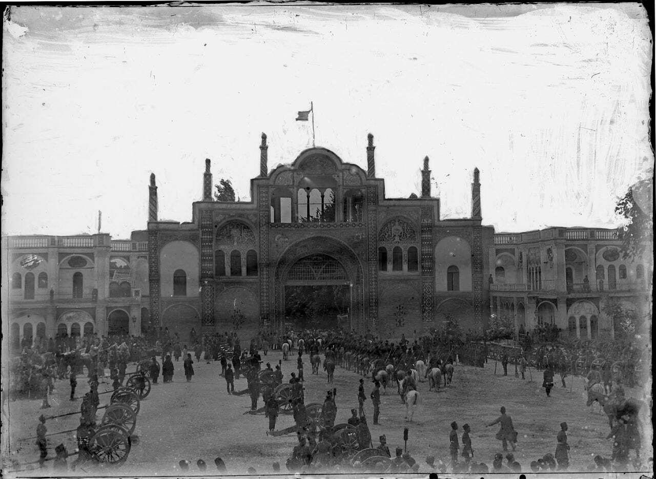 عکس؛ سفر در زمان؛ نمایی بینظیر از دروازه دولت دوره قاجار عکس؛ سفر در زمان؛ نمایی بینظیر از دروازه دولت دوره قاجار
