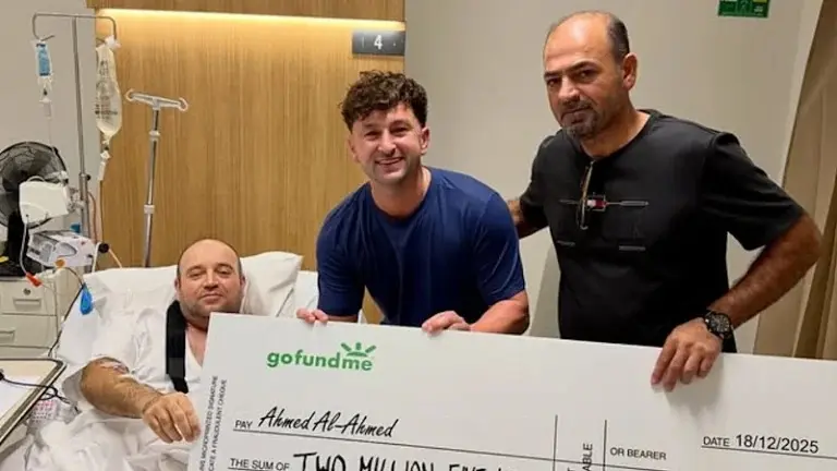 ببینید؛ اهدای چک ۲.۵ میلیون دلاری به قهرمان حادثه تیراندازی سیدنی و پرسش غیرمنتظره او