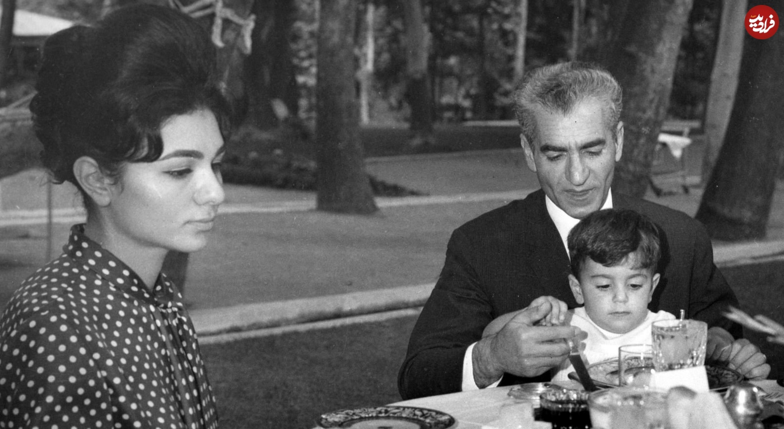 عکس| سفر در زمان؛ «فرح، علیرضا و محمدرضا پهلوی» در حال صبحانه خوردن در پاریس؛ سال 1348 عکس| سفر در زمان؛ «فرح، علیرضا و محمدرضا پهلوی» در حال صبحانه خوردن در پاریس؛ سال 1348