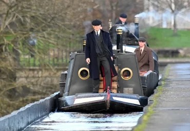 peaky-blinders-new-filming-pictures-wales-dec-1-7-jpg-370x256_11zon