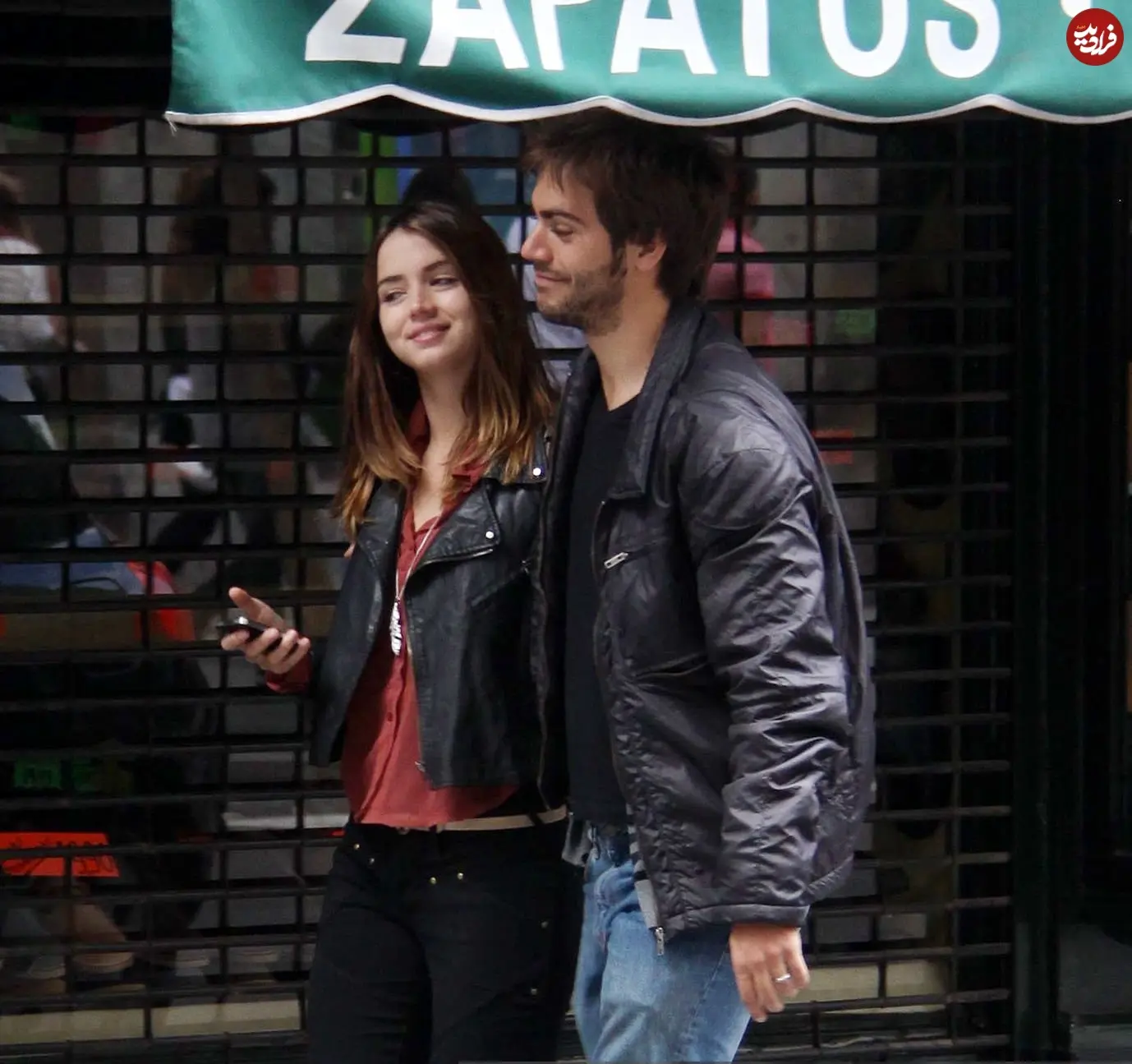 عکس| سفر در زمان؛ «آنا د آرماس 23 ساله» در حال خرید در مادرید؛ سال 1390