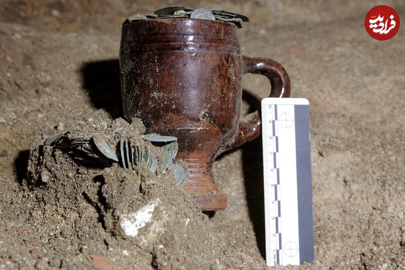 Coins-in-mug