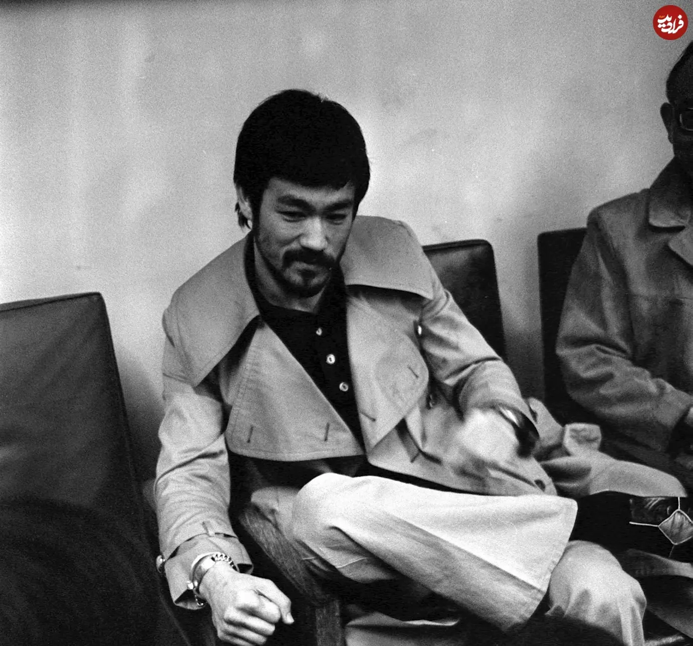 عکس| سفر در زمان؛ «بروسلی» با مدل ریش متفاوت در یک مصاحبه؛ سال 1350