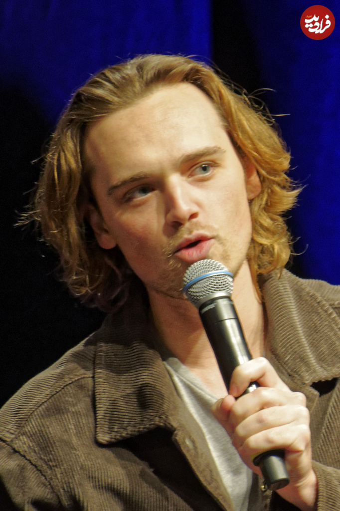 Dean-Charles_Chapman_-_Comic_Con_Germany_2022_-_253_(cropped)