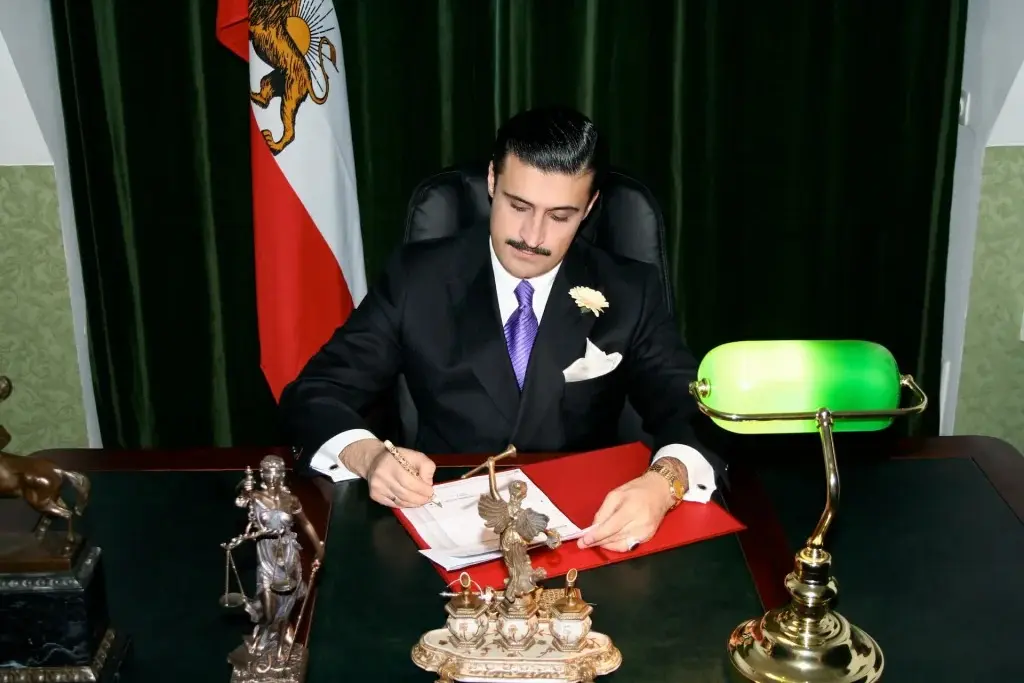 تصاویر| از تبعید به آلمان تا جواهرسازی در برلین؛ «شاهزاده بابک قاجار» کیست؟