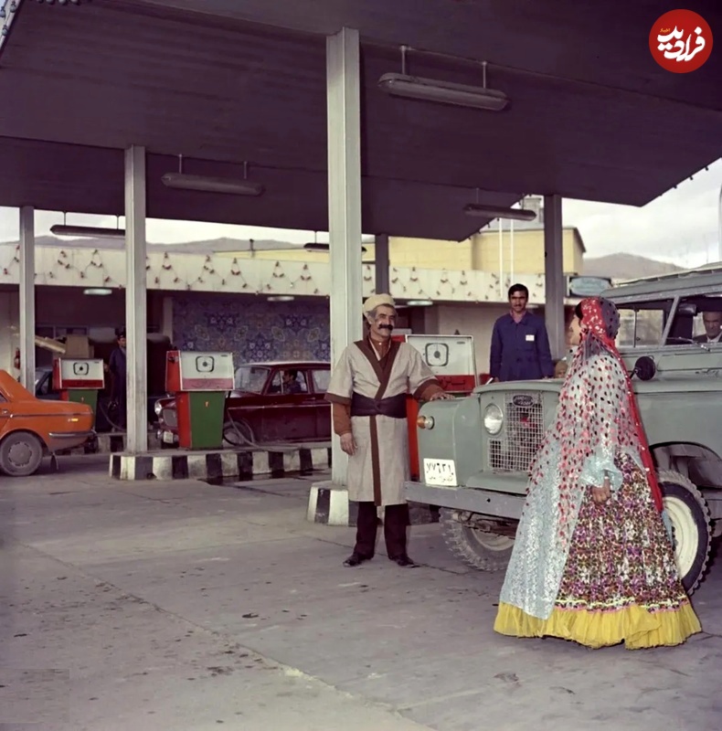 عکس؛ سفر به تاریخ؛ زن و مرد شیرازی با لباس محلی در پمپ بنزین؛ سال 1353 عکس؛ سفر به تاریخ؛ زن و مرد شیرازی با لباس محلی در پمپ بنزین؛ سال 1353