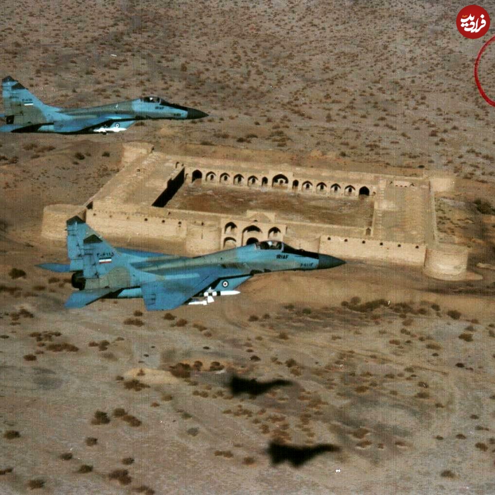 عکس| سفر در زمان؛ پرواز دو فروند جنگنده میگ 29 بر فراز کارونسرای دیر گچین قم؛ سال 95 عکس| سفر در زمان؛ پرواز دو فروند جنگنده میگ 29 بر فراز کارونسرای دیر گچین قم؛ سال 95