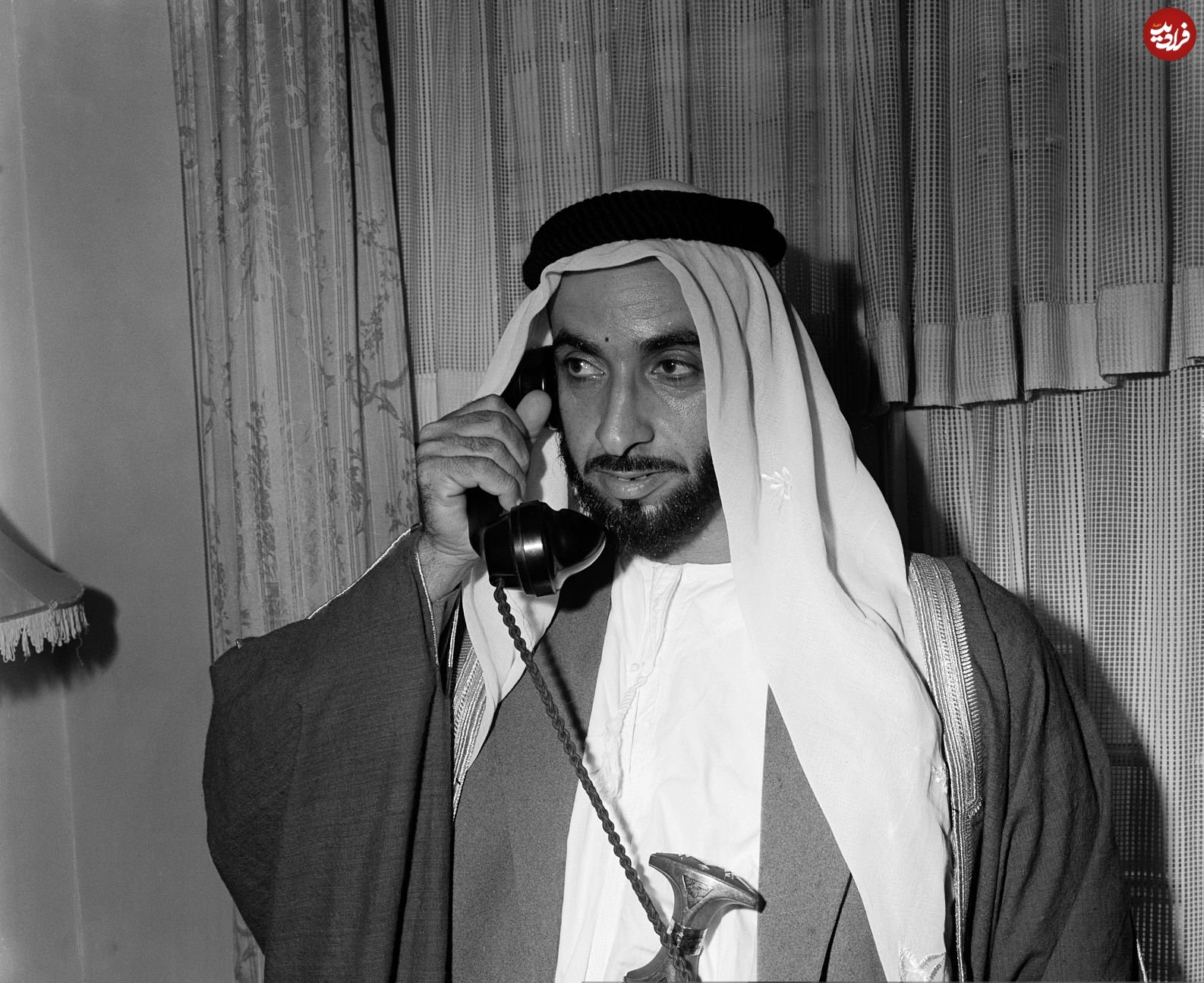 عکس| سفر در زمان؛ «شیخ زاید، بنیانگذار امارات» در حال صحبت با تلفن در لندن؛ سال 1334 عکس| سفر در زمان؛ «شیخ زاید، بنیانگذار امارات» در حال صحبت با تلفن در لندن؛ سال 1334