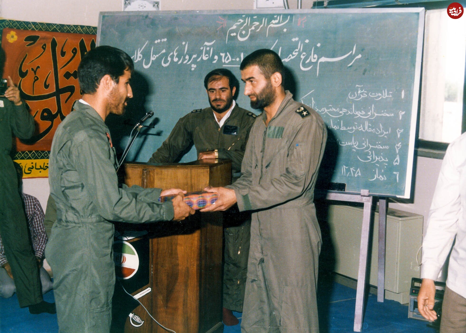 عکس| سفر در زمان؛ «سرلشکر بابایی» در مراسم فارغ التحصیلی دانشجویان خلبانی؛ دهه 60 عکس| سفر در زمان؛ «سرلشکر بابایی» در مراسم فارغ التحصیلی دانشجویان خلبانی؛ دهه 60