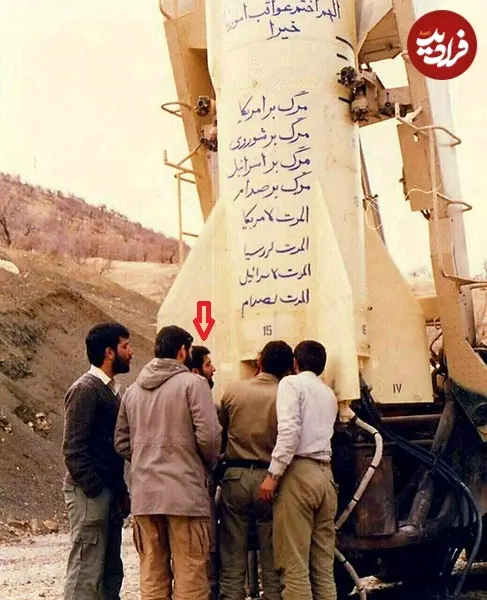 عکس| سفر در زمان؛ «پدر صنعت موشکی ایران» در حال بررسی یک موشک؛ دهه 60