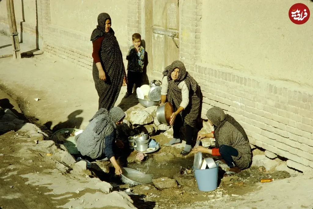 ظرف شستن در جوی آب