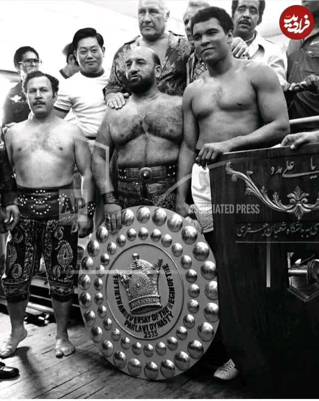 عکس| سفر در زمان؛ «محمدعلی کلی» در کنار «شعبان بی مخ» در زورخانه در تهران؛ سال 55