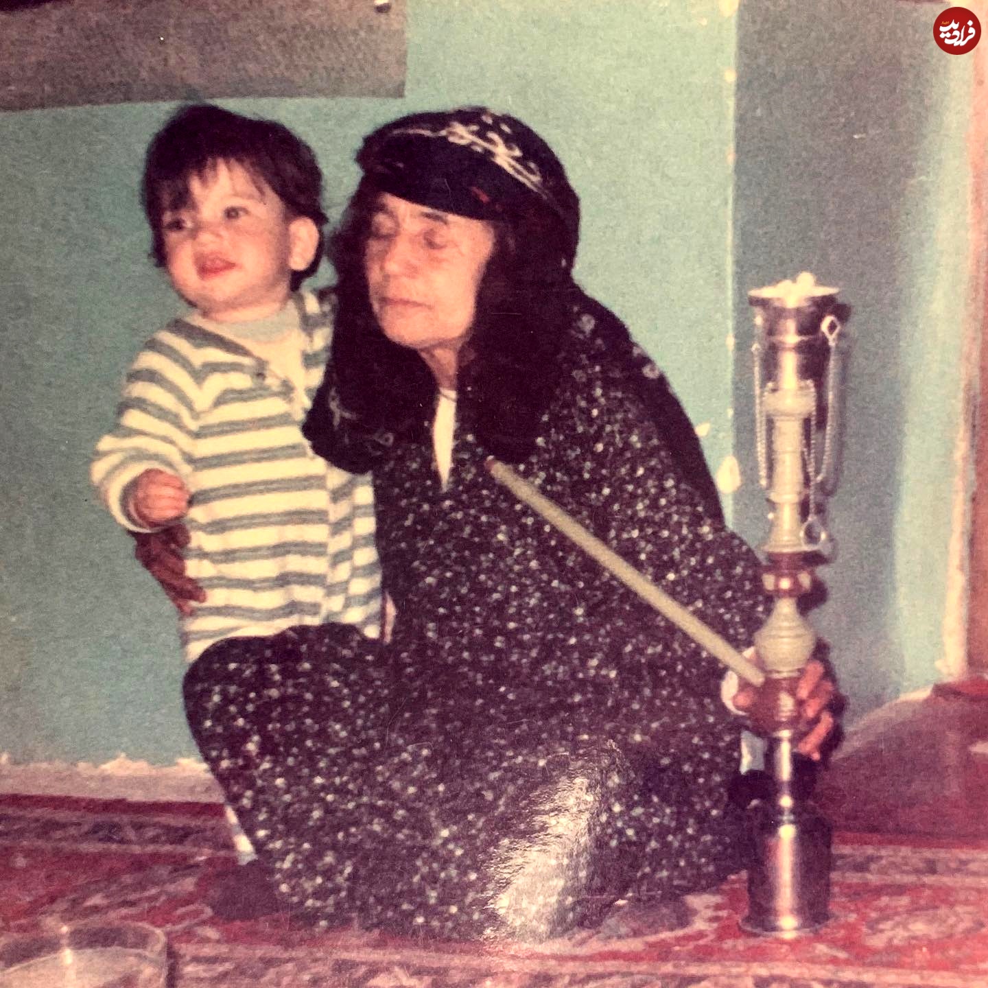 عکس| سفر در زمان؛ «متین ستوده» در یک سالگی و در آغوش مادربزرگ اش؛ سال 65