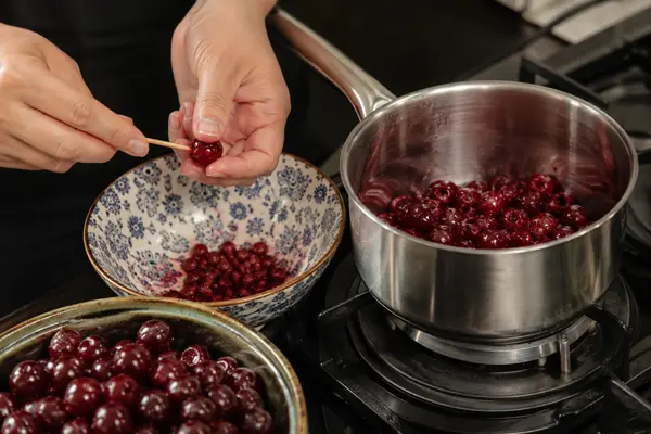 طرز تهیه آلبالو پلو با مرغ؛ راز پخت یک غذای خوش‌ عطر