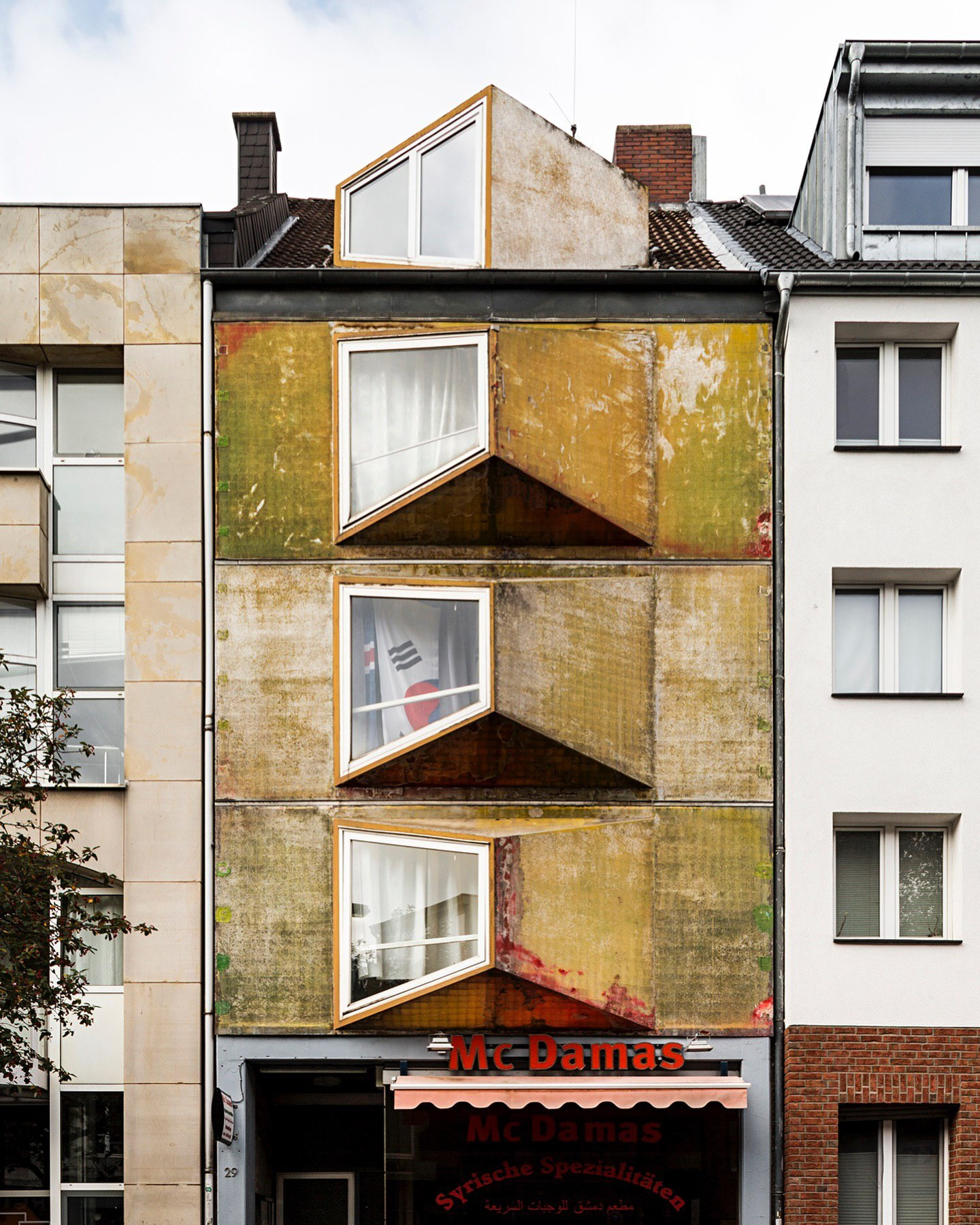 عکس| این ساختمان بی رنگ و رو یک اثر مهم معماری است!