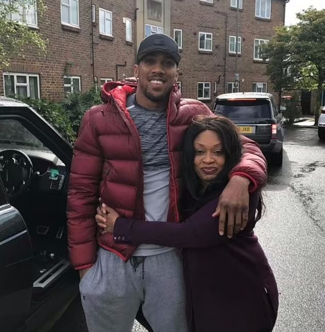 77550947-12724223-Anthony_Joshua_and_his_beloved_mother_Yeta_who_he_says_he_still_-m-20_1699445254219