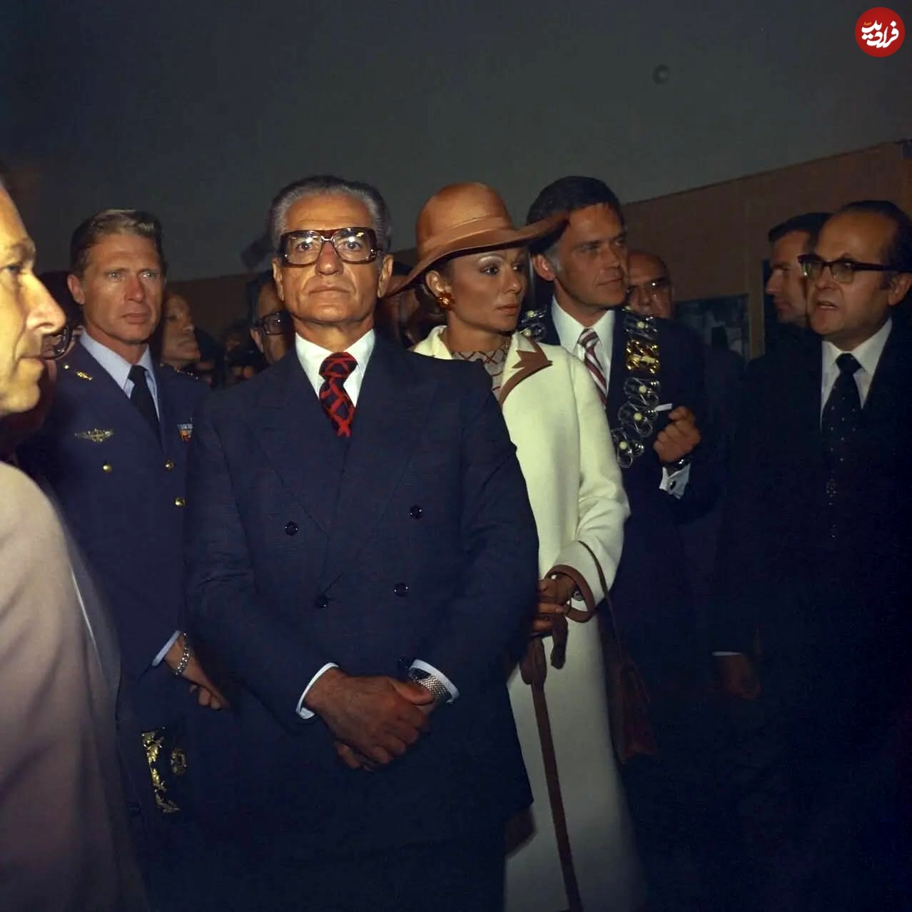 عکس| سفر در زمان؛ «محمدرضا پهلوی، فرح و نادر جهانبانی» در سفر لهستان؛ سال 1356 عکس| سفر در زمان؛ «محمدرضا پهلوی، فرح و نادر جهانبانی» در سفر لهستان؛ سال 1356