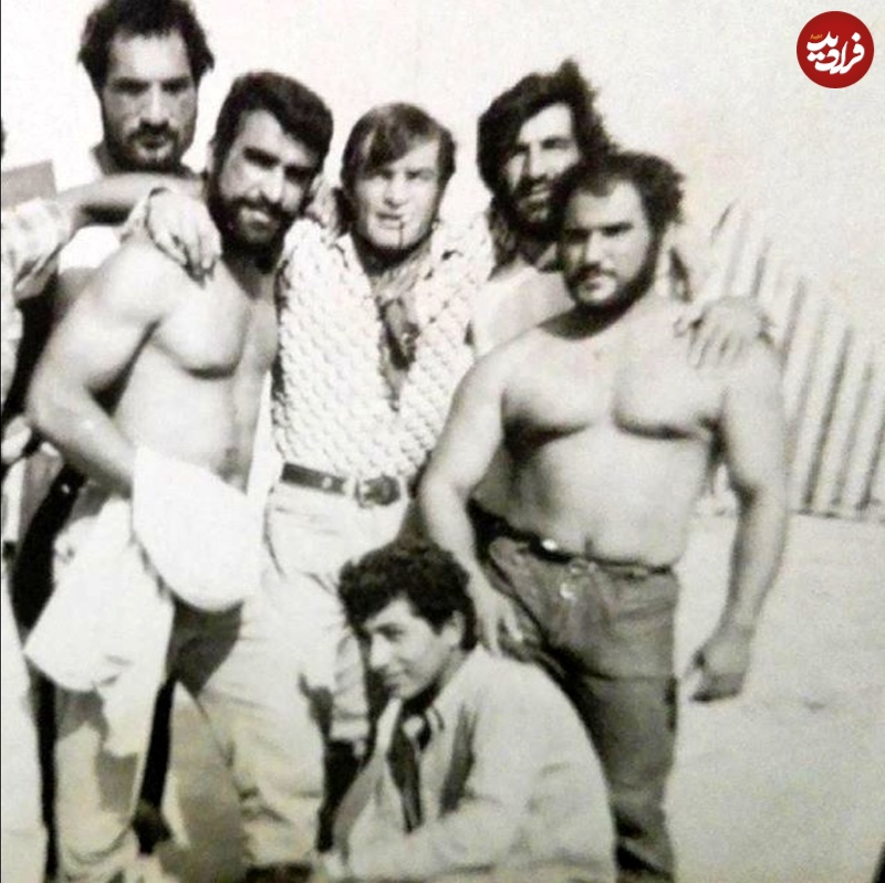 عکس| سفر به تاریخ؛ «صفر کشکولی» در کنار رضا بیک ایمانوردی در پشتصحنه یک فیلم؛ دهۀ 50 عکس| سفر به تاریخ؛ «صفر کشکولی» در کنار رضا بیک ایمانوردی در پشتصحنه یک فیلم؛ دهۀ 50